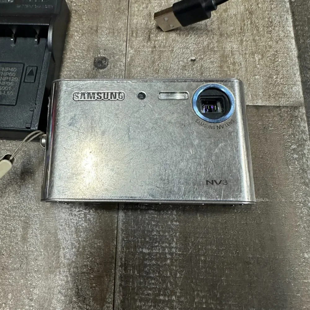 Samsung‎ NV3 7.2MP Digital Camera Silver - Tested with CHARGER